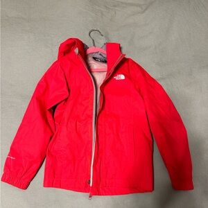 Red boys’ North Face raincoat size XS (6)